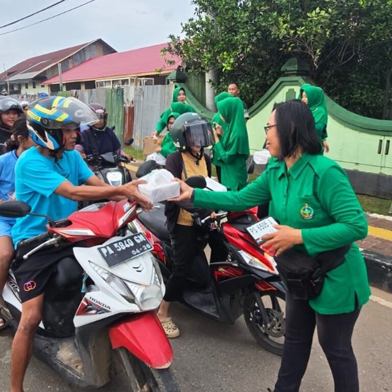 Persit Kodim 1707/Merauke Hadir di Tengah Masyarakat Saat Menjelang Berbuka