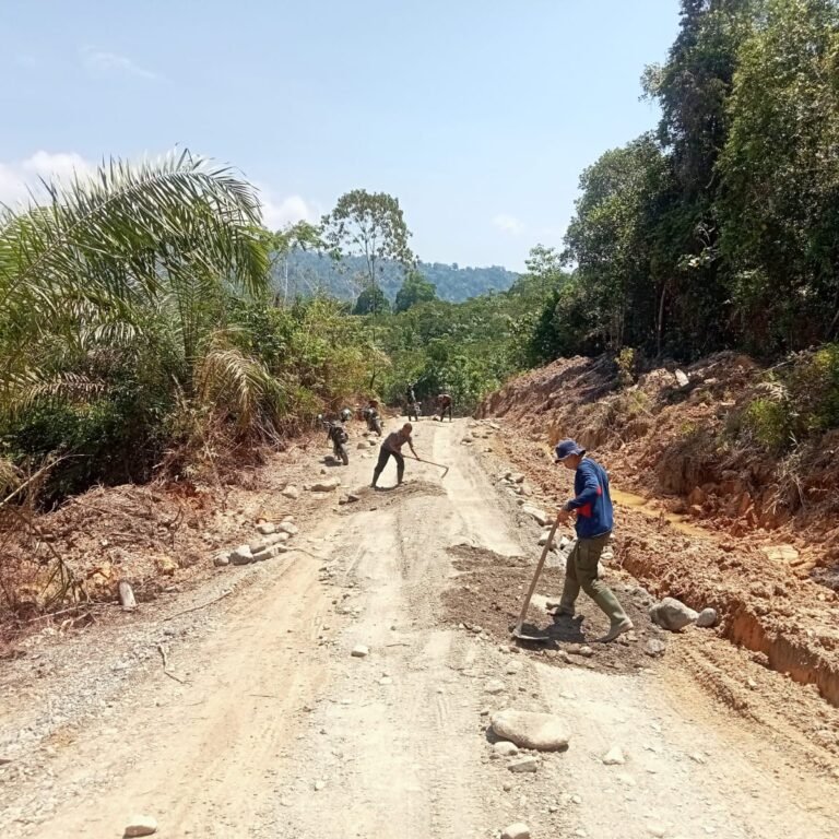 Prajurit dan Warga Bersatu Ratakan Badan Jalan