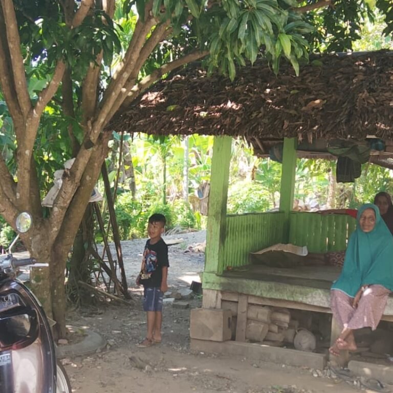 Babinsa Koramil 03/Setia Bakti Perkuat Kedekatan dengan Warga Melalui Komsos di Desa Lhokglumpang