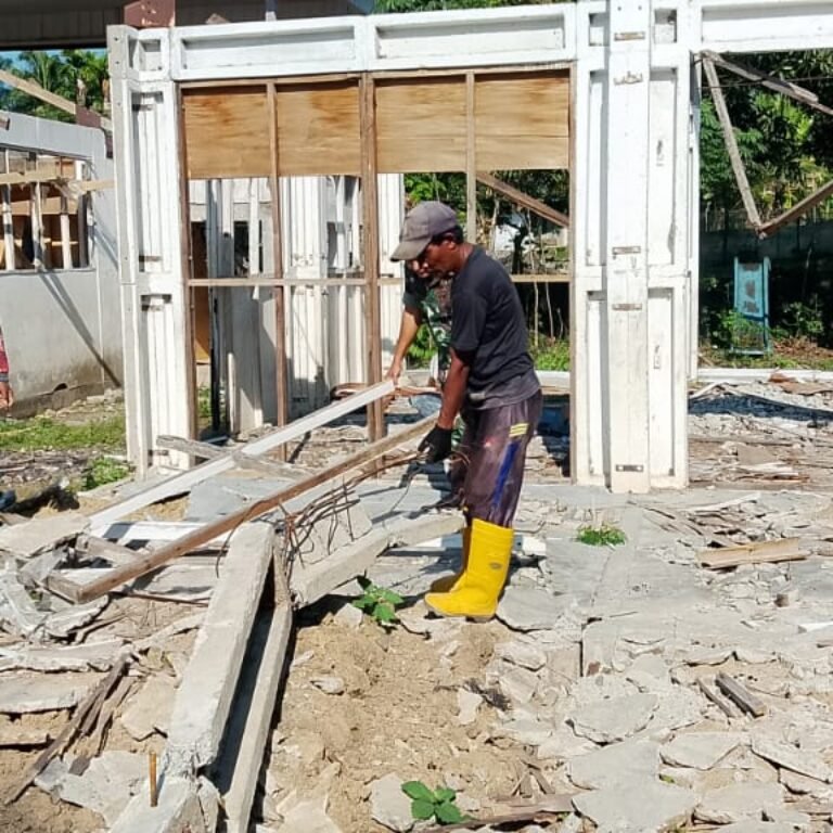 Babinsa Posramil Pasie Raya Bantu Warga Robohkan Rumah Lama untuk Persiapan Pembangunan Baru