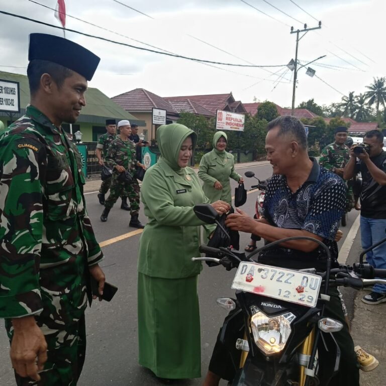 Koramil 1003-02/Padang Batung Tebar Kepedulian: Takjil Gratis Untuk Pengguna Jalan