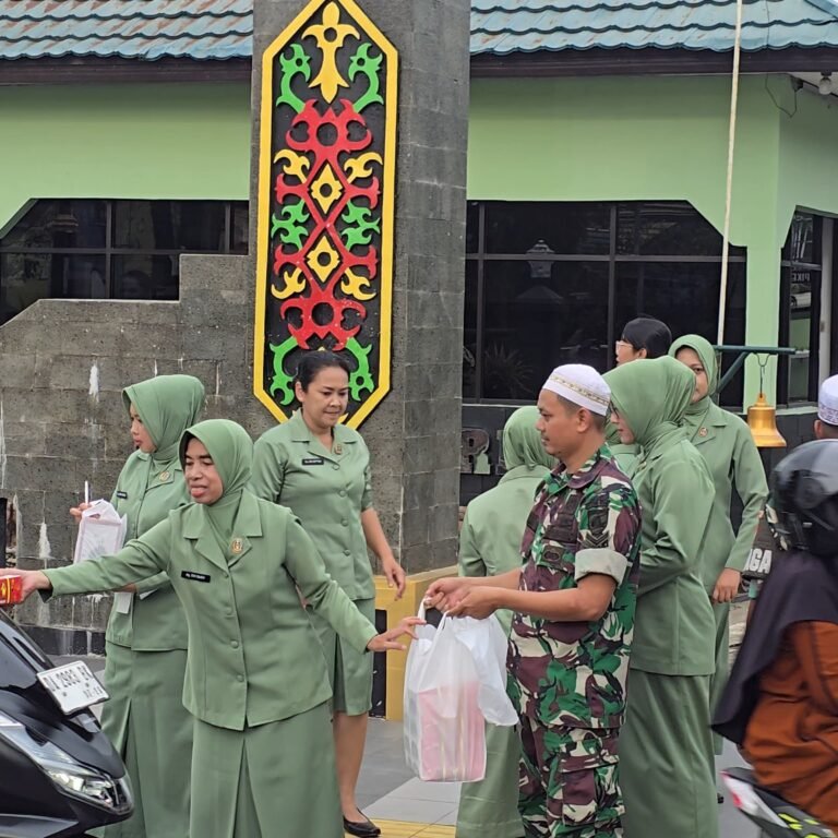 Persit Kodim 1006/Banjar Pererat Kebersamaan dengan Warga Lewat Takjil