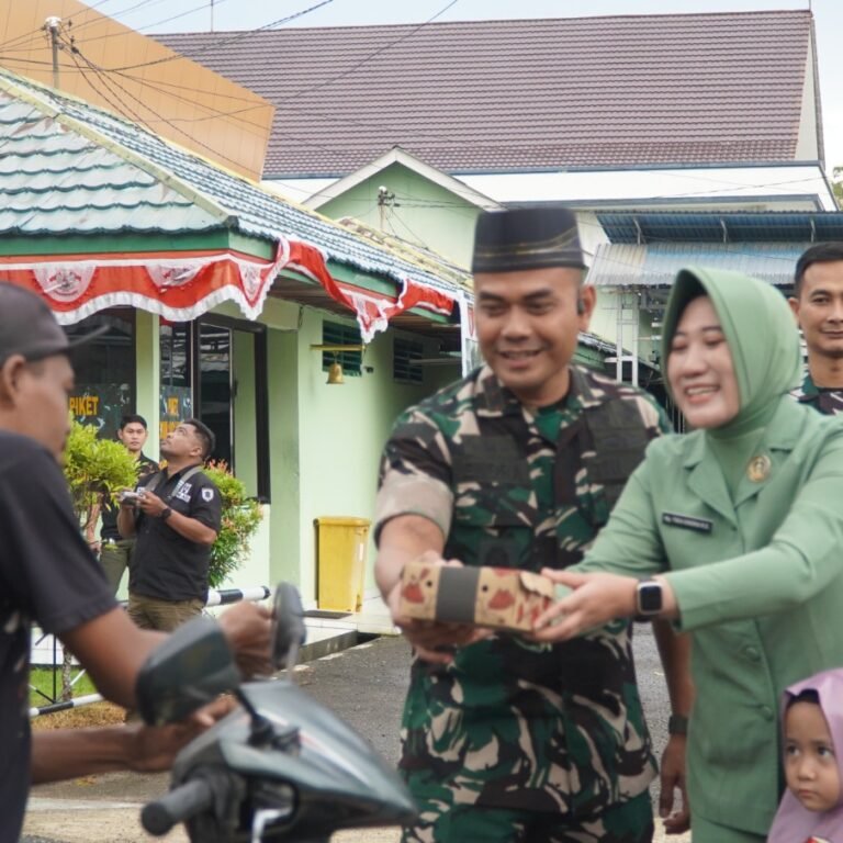 Kodim 1001/HSU Bagikan Takjil, Wujud Kepedulian TNI di Bulan Ramadhan
