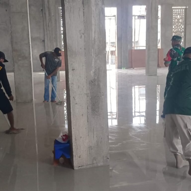 Gotong Royong Babinsa dan Warga Pererat Kemanunggalan TNI dengan Rakyat