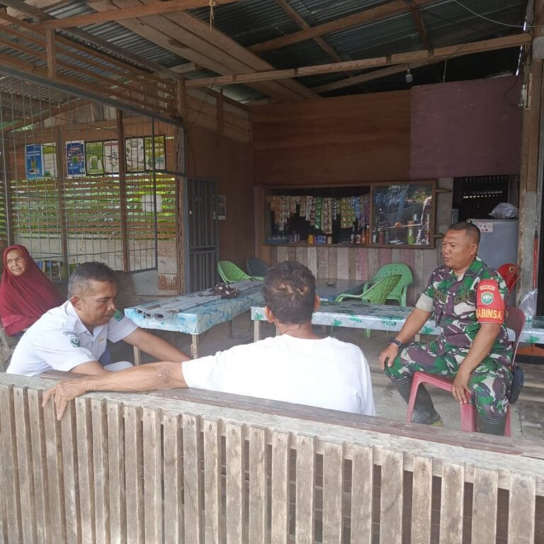 Komsos Babinsa Warnai Kegiatan Cek Kesehatan Lansia di Desa Tuwie Kareung