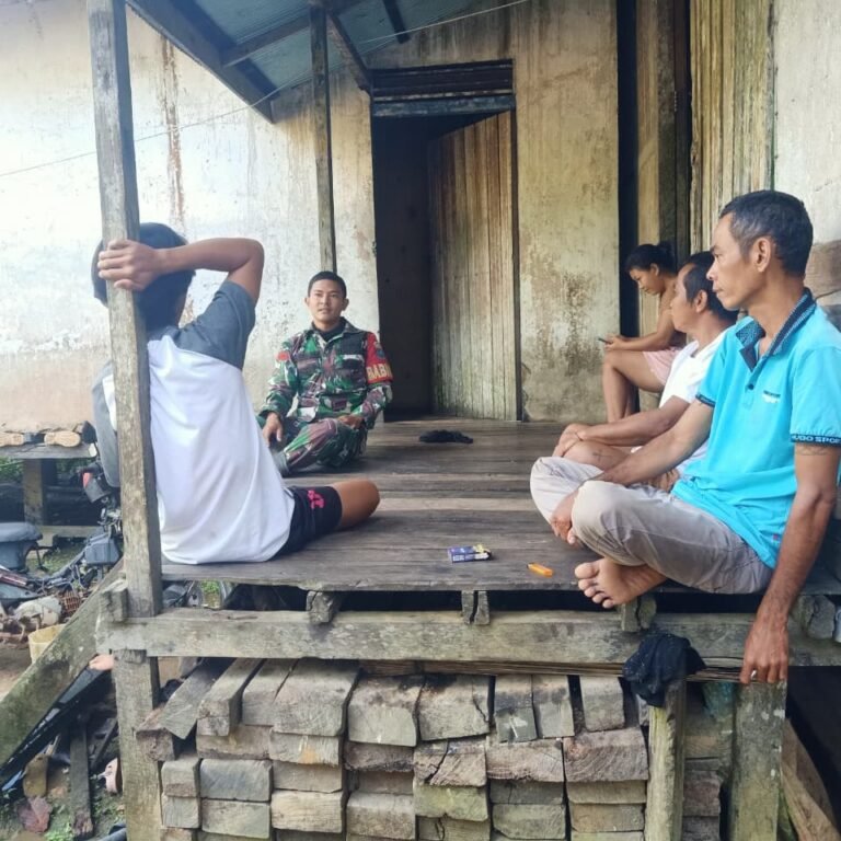 Perkuat Kemanunggalan, Babinsa Koramil 1203-05/Laur Laksanakan Patroli dan Komsos di Desa Binaan