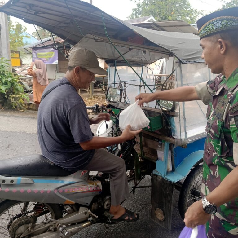 Ramadhan Penuh Berkah: Koramil 1003-04/Kandangan Gelar Aksi Sosial Takjil Gratis