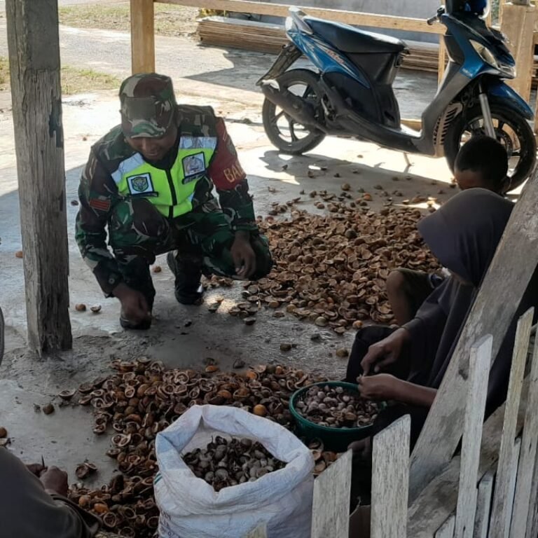 Babinsa Koramil 03/Setia Bakti Komsos dengan Warga Pengupas Pinang