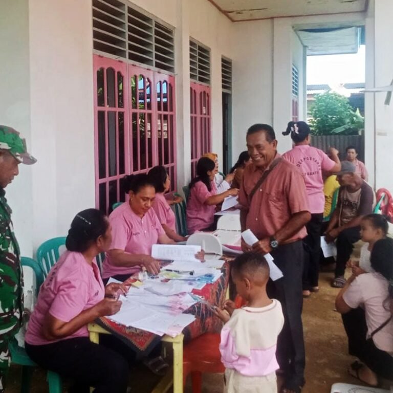 Babinsa Koramil 1707-02/Merauke Dampingi Pelayanan Kesehatan Lansia dan Balita