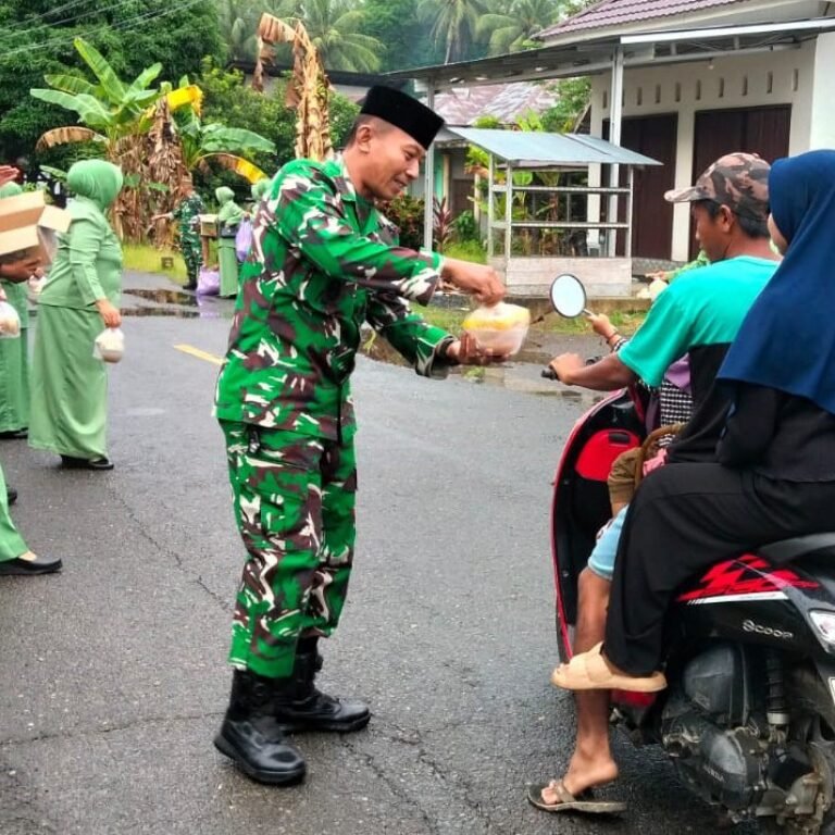 Kapten Inf Tugino: Berbagi Takjil, Wujud Syukur dan Kemanunggalan TNI-Rakyat