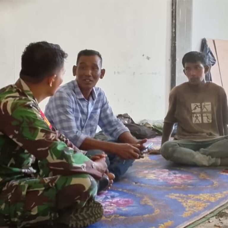 Babinsa Koramil 05/Panga Laksanakan Komsos Bersama Pekerja Bangunan