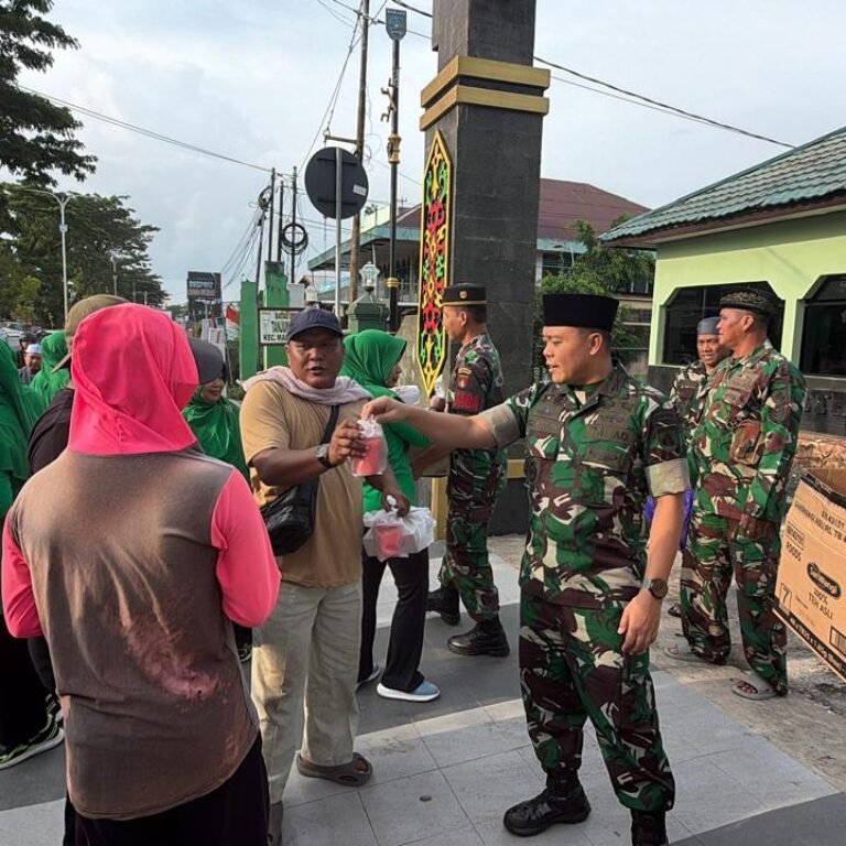 Prajurit dan Persit Kodim 1006/Banjar Berbagi Takjil di Bulan Ramadan