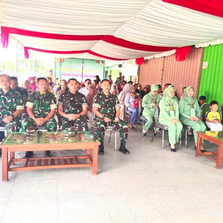 Kodim 0909/Kutai Timur Bantu Warga Penuhi Kebutuhan Pokok di Bulan Ramadhan