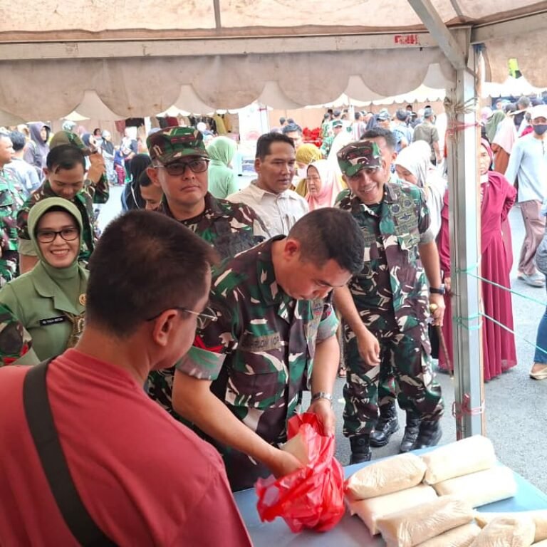 TNI Hadir Ringankan Beban Warga di Bazar Ramadhan