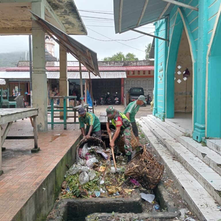 Babinsa Koramil 01/Jaya Bantu Petugas Kebersihan Jaga Lingkungan Pasar