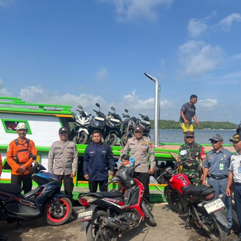 Sinergi Amankan Arus Mudik, Babinsa Teluk Batang Siaga di Pos Pengamanan Pelabuhan