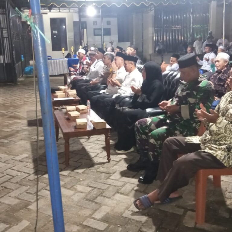 Koramil 1001-05/Lampihong Laksanakan Pengamanan Pawai Tanglong Ramadan Bersama Masyarakat
