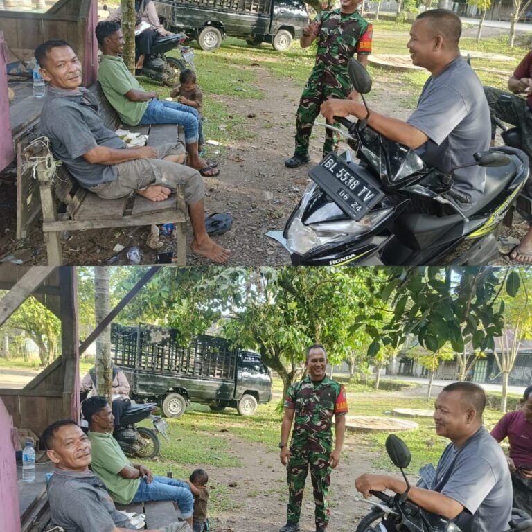 Babinsa Koramil 08/Arongan Lambalek Laksanakan Komsos dengan Warga di Bulan Ramadhan