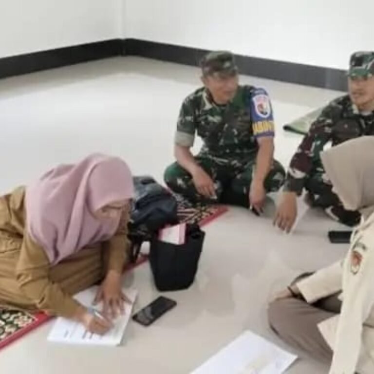 Pererat Silaturahmi, Babinsa Jajaran Korem 012/TU Gelar Komsos Bersama Kader Posyandu di Krueng Raya