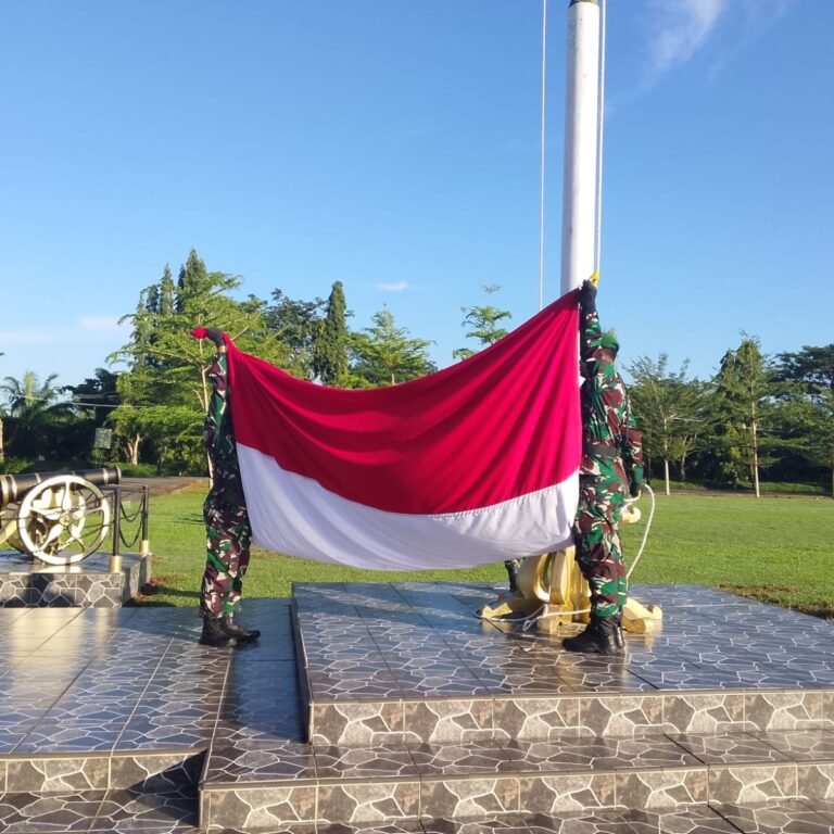 Prajurit dan PNS Korem 012/TU Laksanakan Upacara Bendera Bulanan