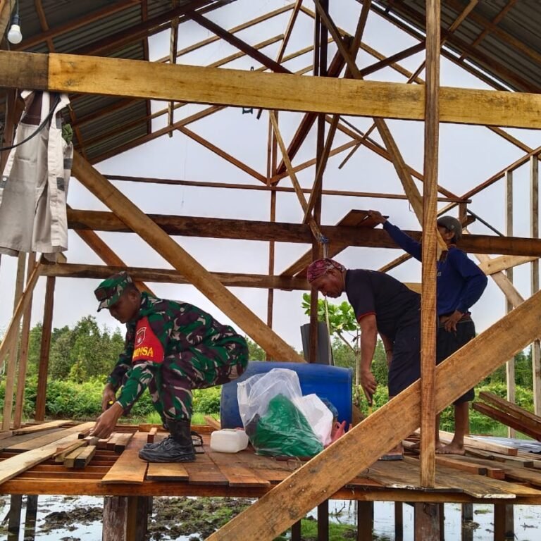 Semangat Gotong Royong Babinsa dan Warga Bangun Rumah Panggung