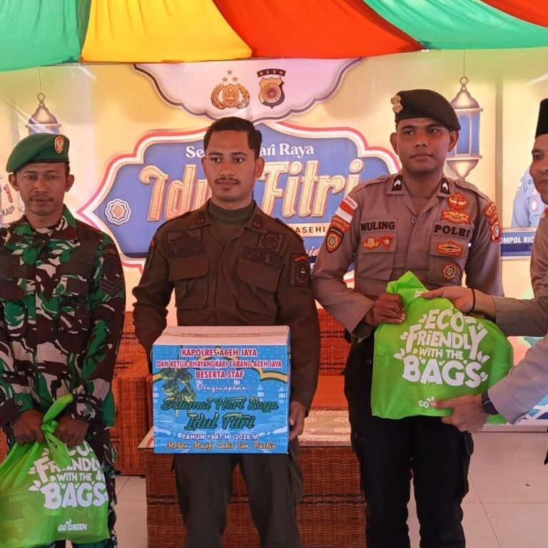 Pengecekan Posko Pengamanan, Bupati Aceh Jaya Serahkan Bingkisan kepada Petugas