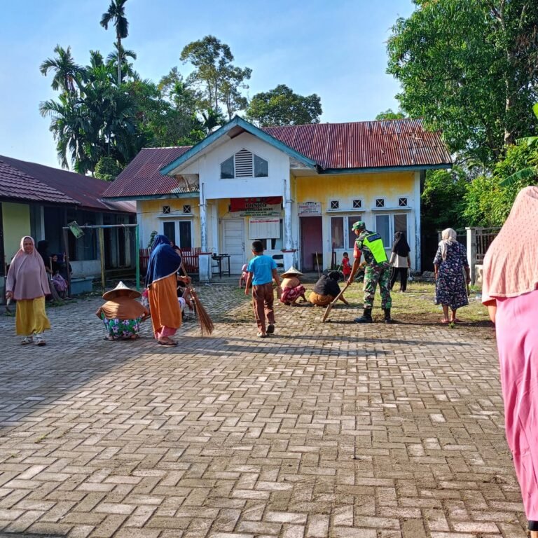 Gotong Royong Sambut Lebaran, Babinsa Koramil 01/Jaya Bersama Warga Bersihkan Lingkungan Desa