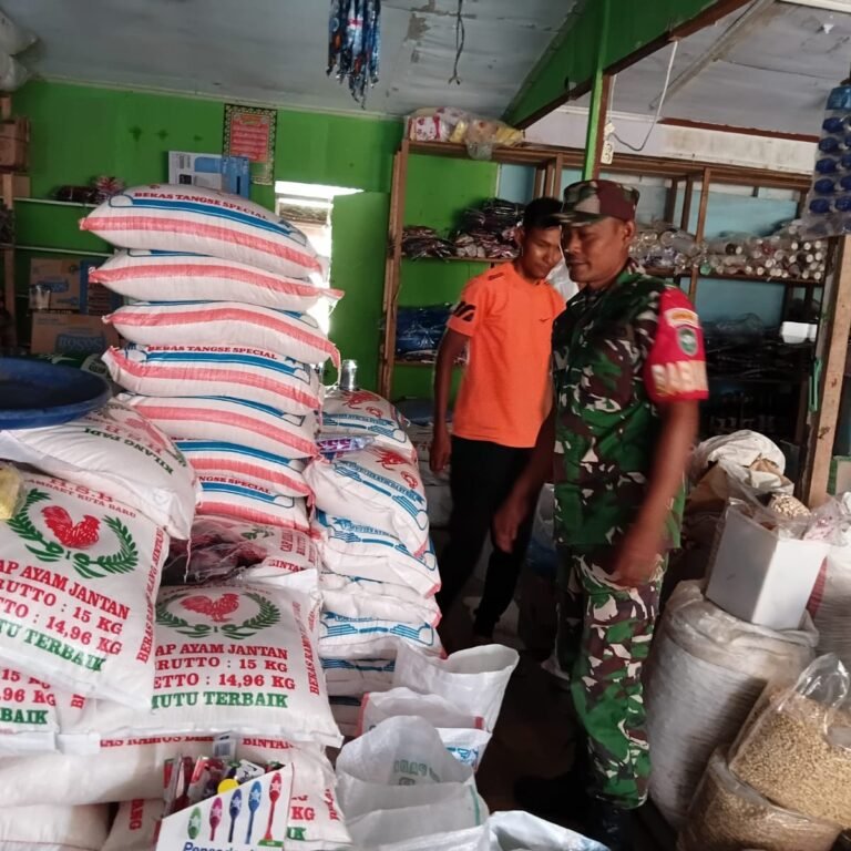 Babinsa Koramil 05/Panga Pantau Harga Sembako, Pastikan Stabilitas Jelang Idul Fitri