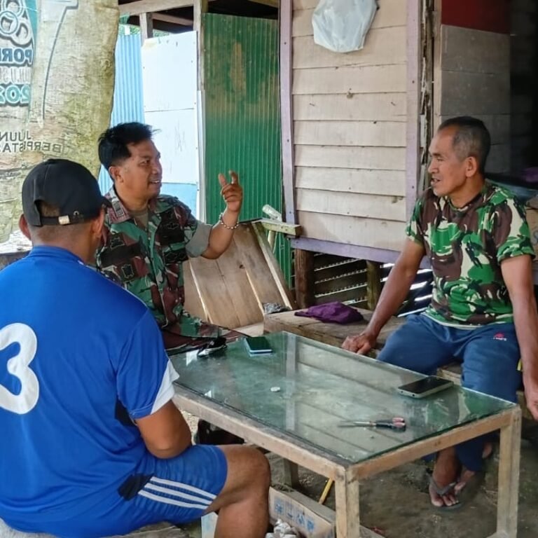 Babinsa CLS Pererat Silaturahmi Melalui Komsos Bersama Warga