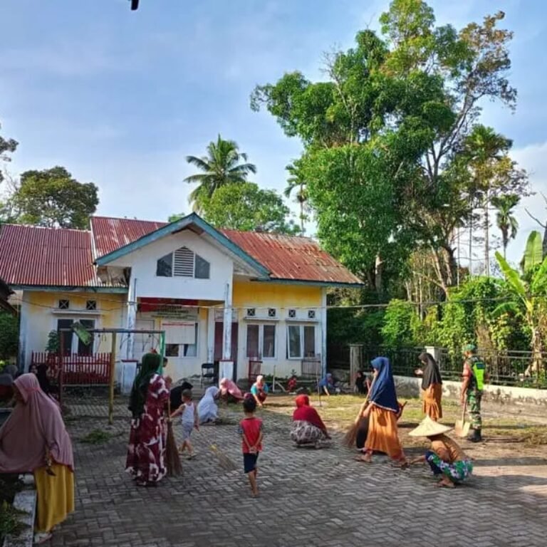 Sambut Hari Raya, Babinsa Kodim 0114/Aceh Jaya Jajaran Korem 012/TU Dorong Kepedulian Lingkungan