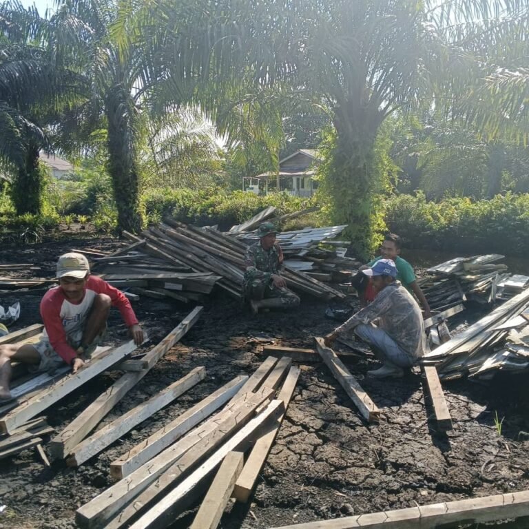 Tingkatkan Kemanunggalan, Babinsa Pematang Gadung Jalin Kedekatan Melalui Komsos Bersama Warga