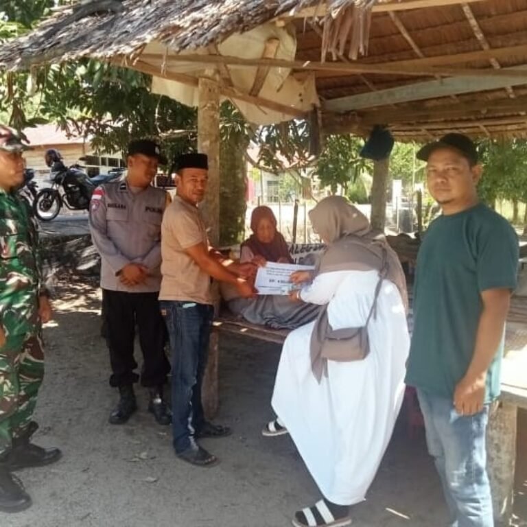 Pemdes Pasi Geulima Salurkan BLT-DD, Babinsa Koramil Teunom Turut Dampingi