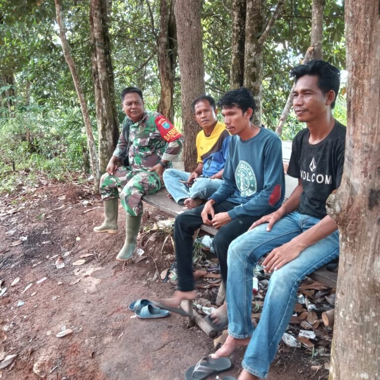 Pererat Kemanunggalan, Babinsa Koramil 1203-11/Simpang Hulu Laksanakan Komsos di Desa Padu Banjar