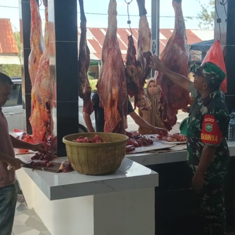 Babinsa Koramil 05/Panga Cek Harga Daging Sapi di Pasar Kuta Tuha, Masih Stabil Jelang Meugang
