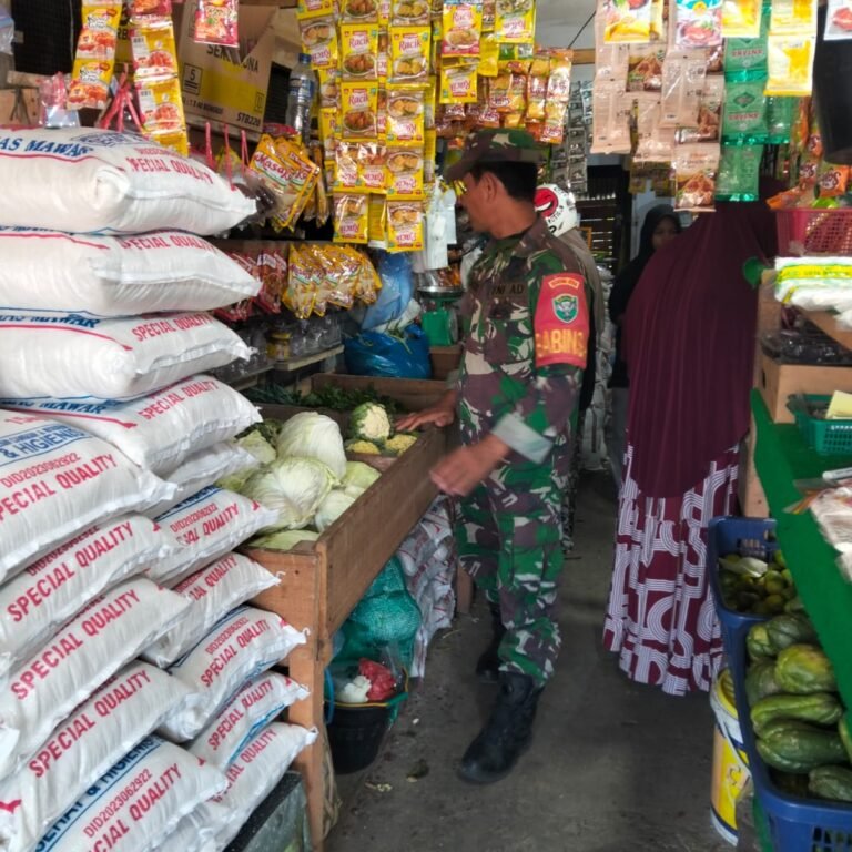 Babinsa Teunom Pantau Harga Sembako, Pastikan Ketersediaan Jelang Idul Fitri