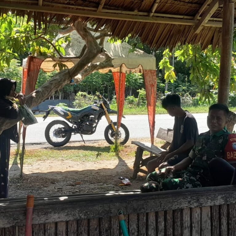 Babinsa Setia Bakti Ajak Warga Lhok Geulempang Jaga Kebersamaan dan Keamanan Jelang Lebaran