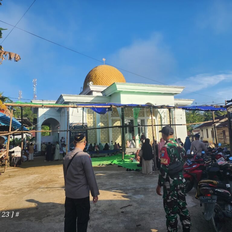 Babinsa Koramil Tumbang Titi Sigap Amankan Sholat Id, Wujudkan Lebaran Aman dan Khusyuk