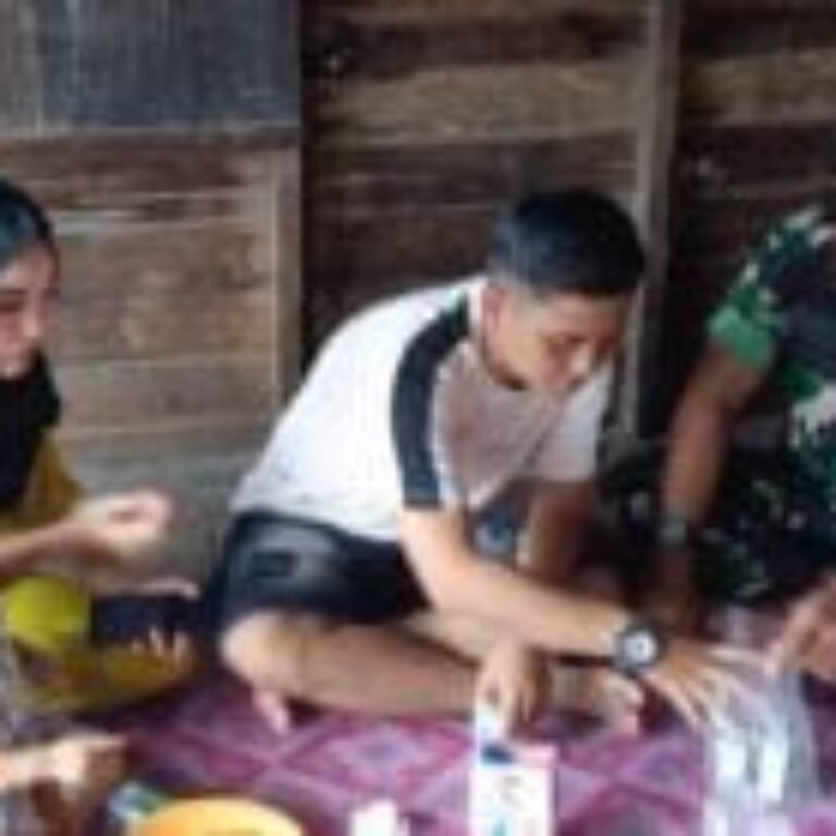 Babinsa Tabunganen Berikan Nutrisi Tambahan untuk Anak Asuh Penderita Stunting