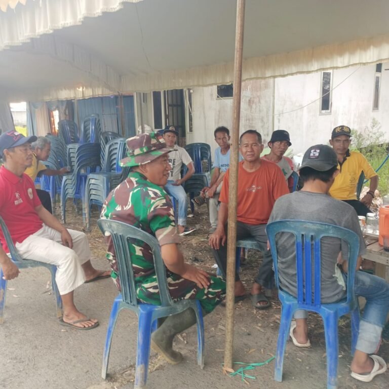 Babinsa Koramil 1005-08/Anjir Muara Gelar Komsos Pererat Hubungan dengan Warga