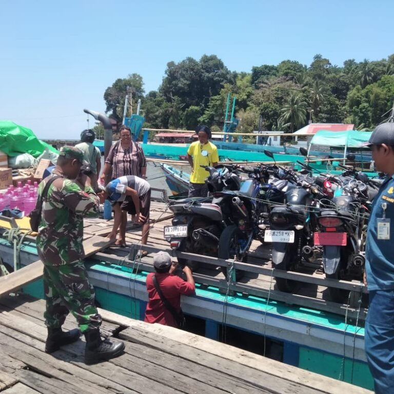 Babinsa Koramil 1203-08/Pulau Maya Pantau Arus Mudik, Ciptakan Kondisi Aman dan Nyaman di Pelabuhan
