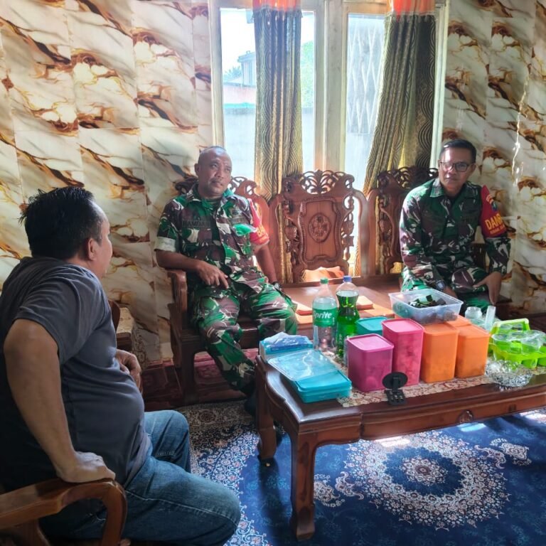 Pererat Silaturahmi Pasca Lebaran, Danramil Sungai Laur Sambangi Tokoh Masyarakat Sekaligus Pantau Kondisi Wilayah