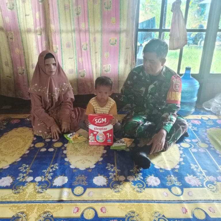 Babinsa Koramil 1005-09/Anjir Pasar Berikan Nutrisi Tambahan untuk Anak Asuh Stunting di Barito Kuala