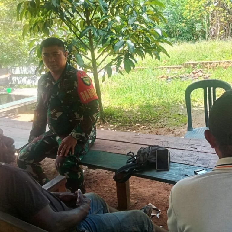 Babinsa Koramil 1707-01/Muting Komsos dengan Warga Kampung Manwaybob
