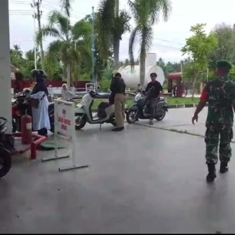 Babinsa Koramil 05/Panga Amankan Arus Lalu Lintas Lebaran di Jalur Banda Aceh–Meulaboh