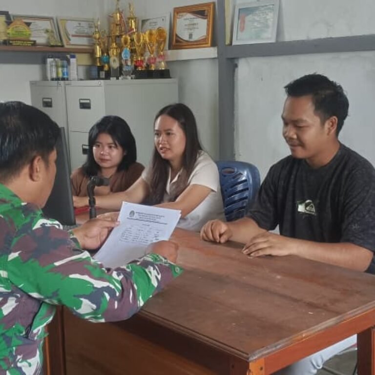 Babinsa Koramil 1203-05/Sungai Laur Aktif Patroli dan Komsos, Perkuat Sinergi dengan Perangkat Desa