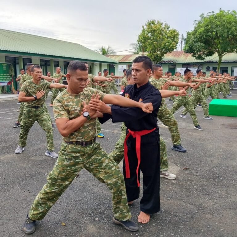 Prajurit Kodim 0105/Aceh Barat Jajaran Korem 012/TU Latihan Pencak Silat Militer di Makodim