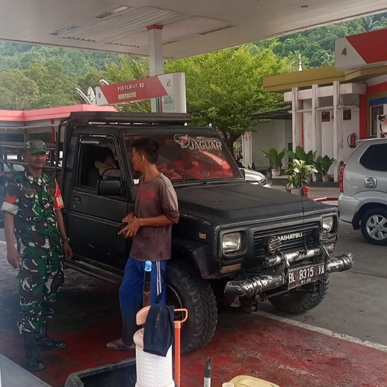 Babinsa Jaya Amankan Arus Lalu Lintas Lebaran di SPBU Lamno