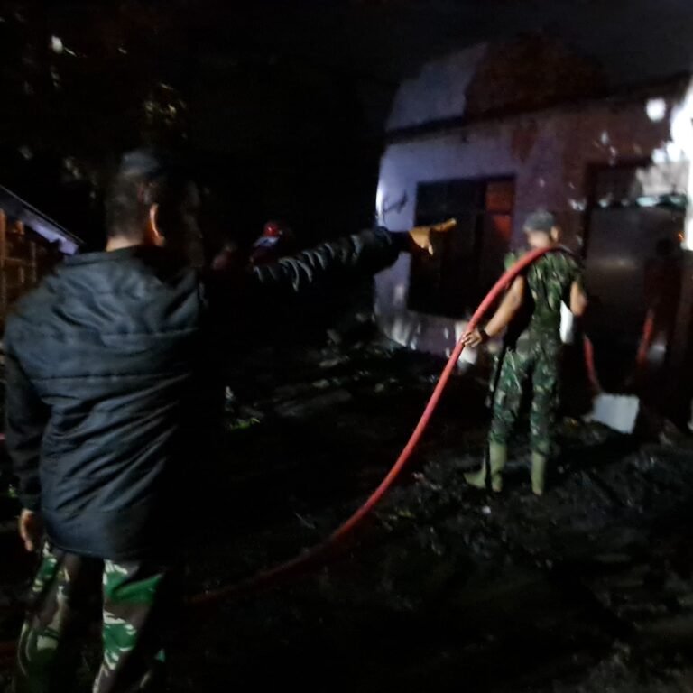 Sinergi TNI, BPBD, Polri dan Masyarakat Jinakkan Api di 13 Ruko Kota Fajar
