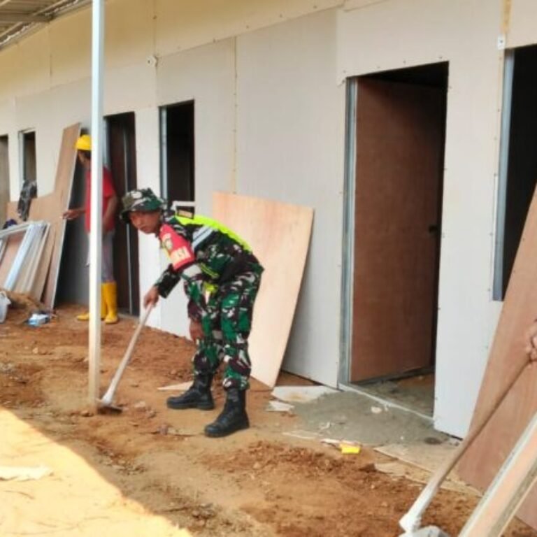 Babinsa Posramil Beutong Ateuh Banggalang Kodim 0116/Nagan Raya Jajaran Korem 012/TU Bantu Bangun Huntara
