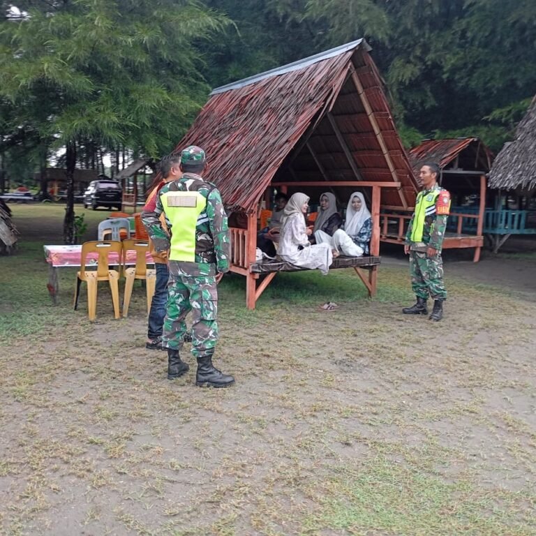 Babinsa Koramil 09/Samatiga Patroli Pantai Suak Timah Jaga Keselamatan Warga
